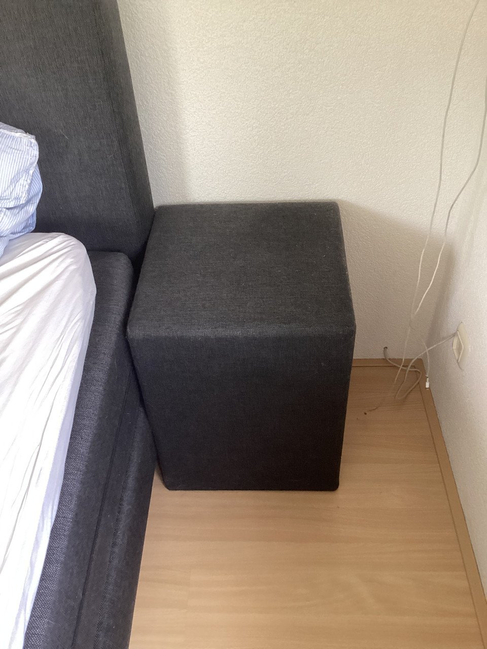 2 antraciet kleurige stoffen Hockers