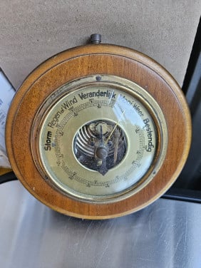 Mooie antiek rond barometer van notenhout in werkende staat