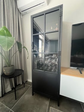 Moderne metalen vitrinekast zwart
