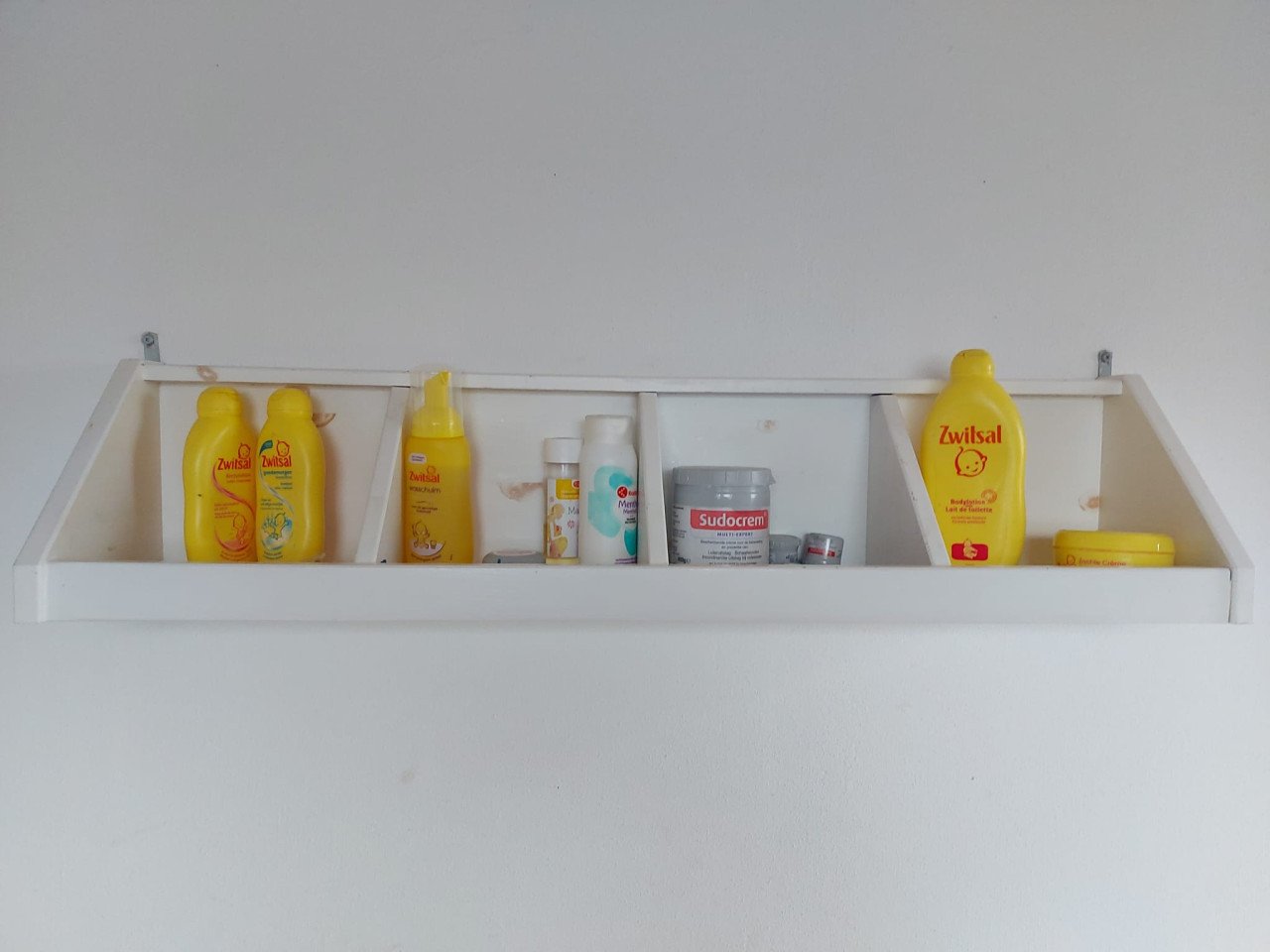 Mooie whitewash babykamer Amigo's Amiga's €75,-