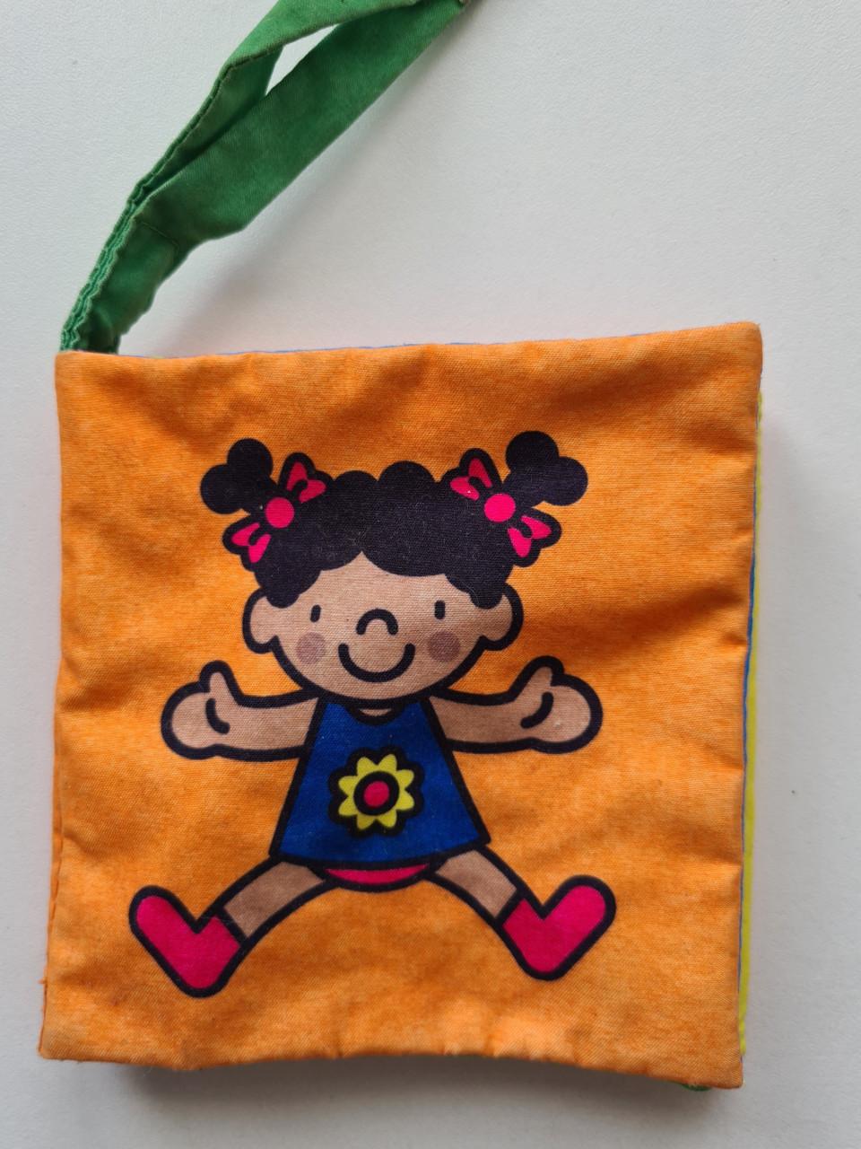 Zacht stoffen babyboekje van het merk Jellycat