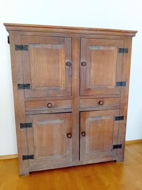 Massief houten servieskast