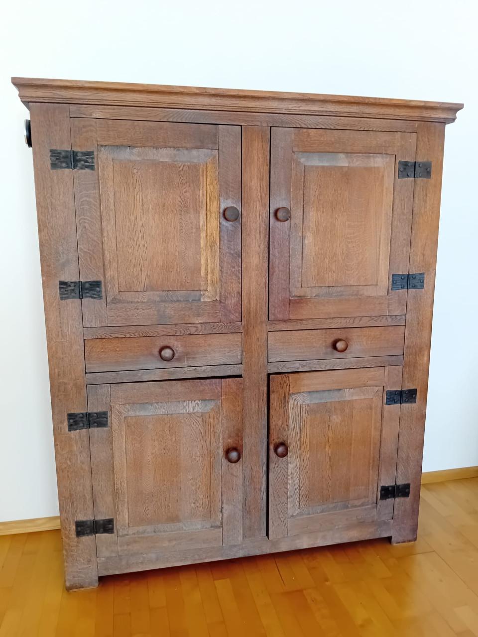 Massief houten servieskast