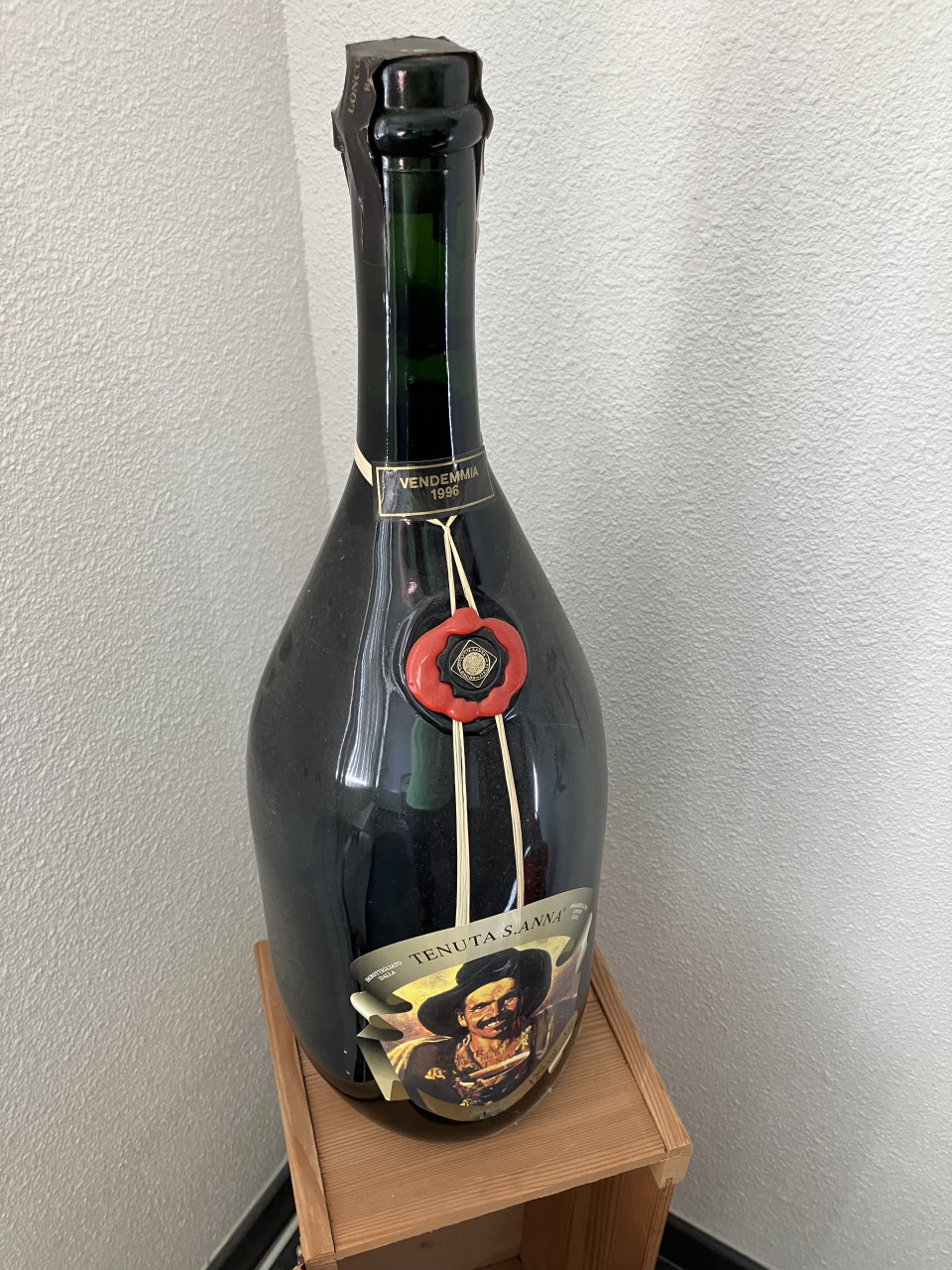 Te koop in krat grote 5 liter fles rode wijn uit 1996