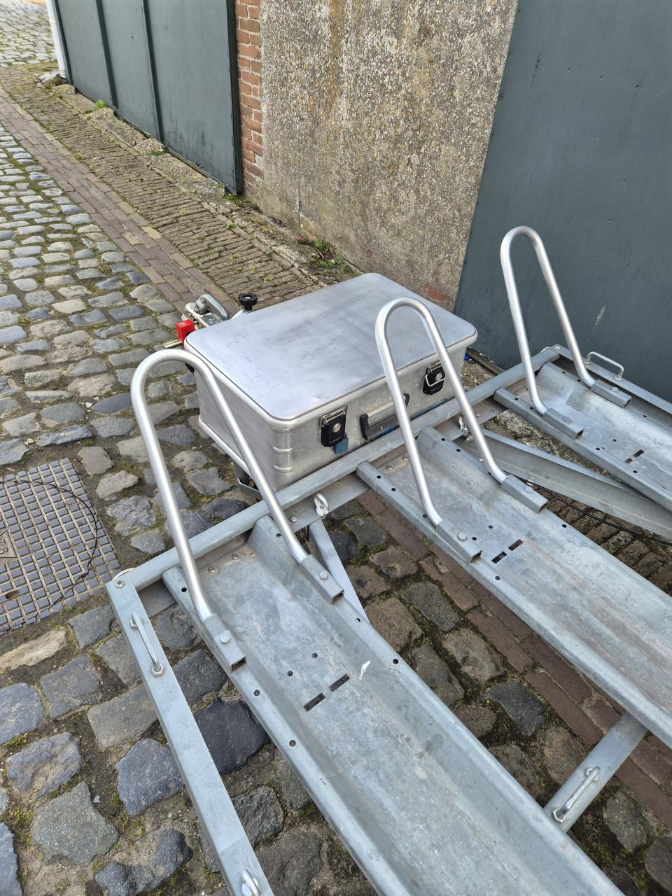 Motor aanhanger - motortrailer voor 3 motoren -  te huur