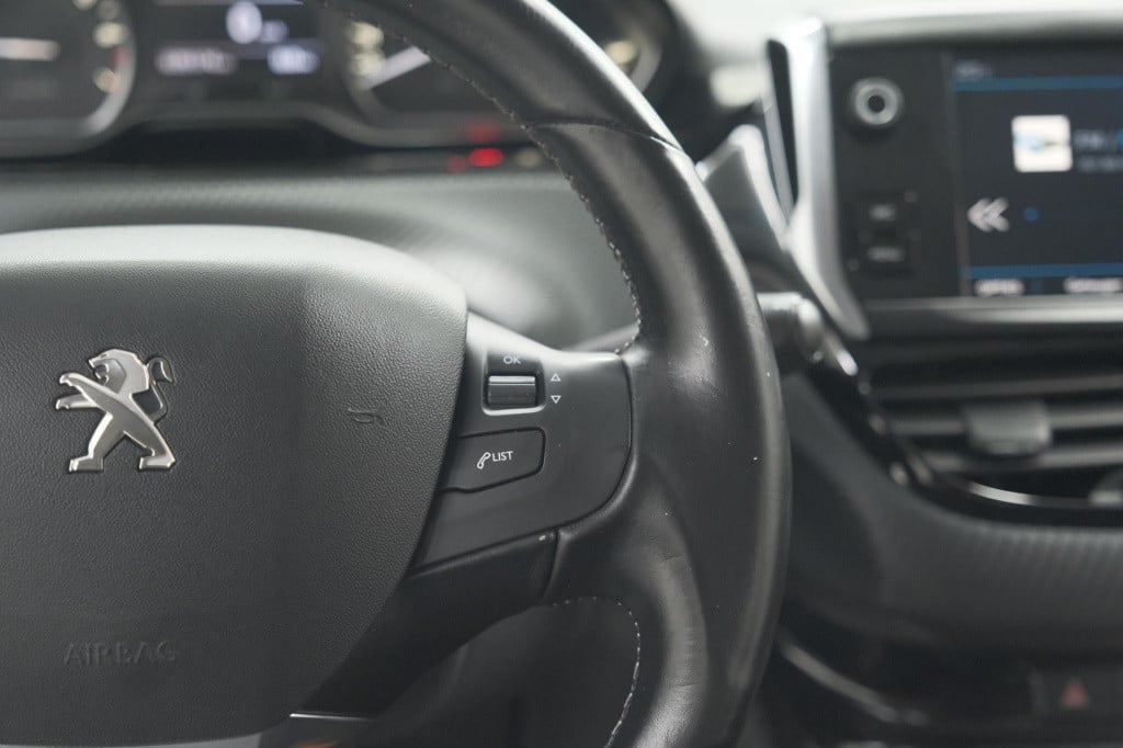 Peugeot 208 puretech 82 blue lease executive | parkeersensoren | navigatie 