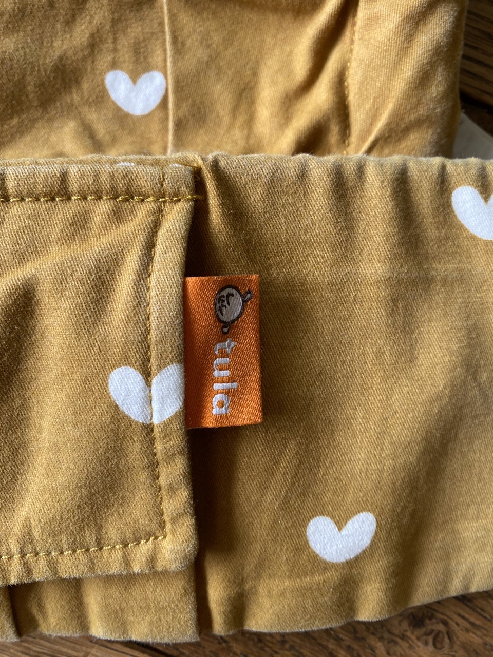 Tula draagzak half buckle carrier - oker met hartjes