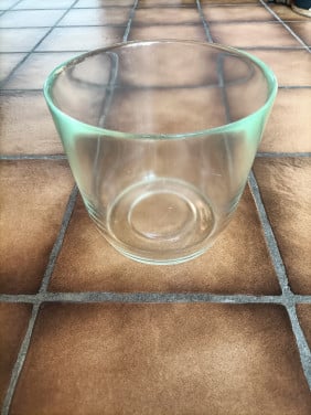 Bijzondere glazen overpot of vaas. Stevig glas, met een vleug groene kleur