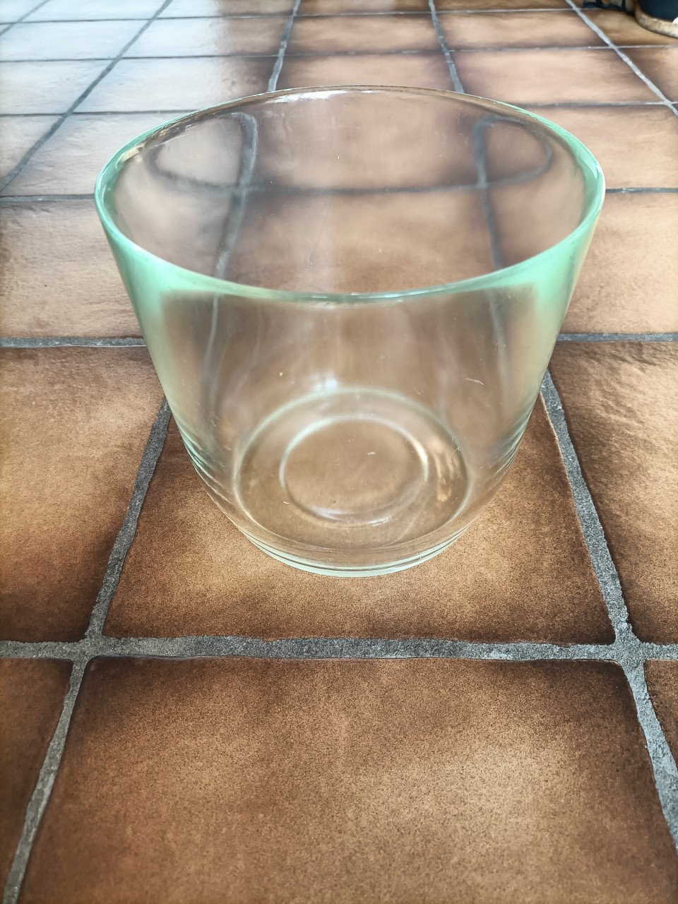 Bijzondere glazen overpot of vaas. Stevig glas, met een vleug groene kleur