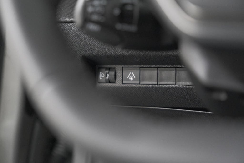 Peugeot 208 hybrid 100 e-dcs6 allure | camera | keyless entry | apple carpl