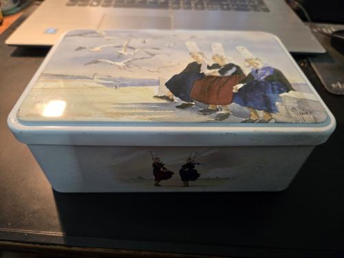 Vintage koektrommel van het merk Massilly,