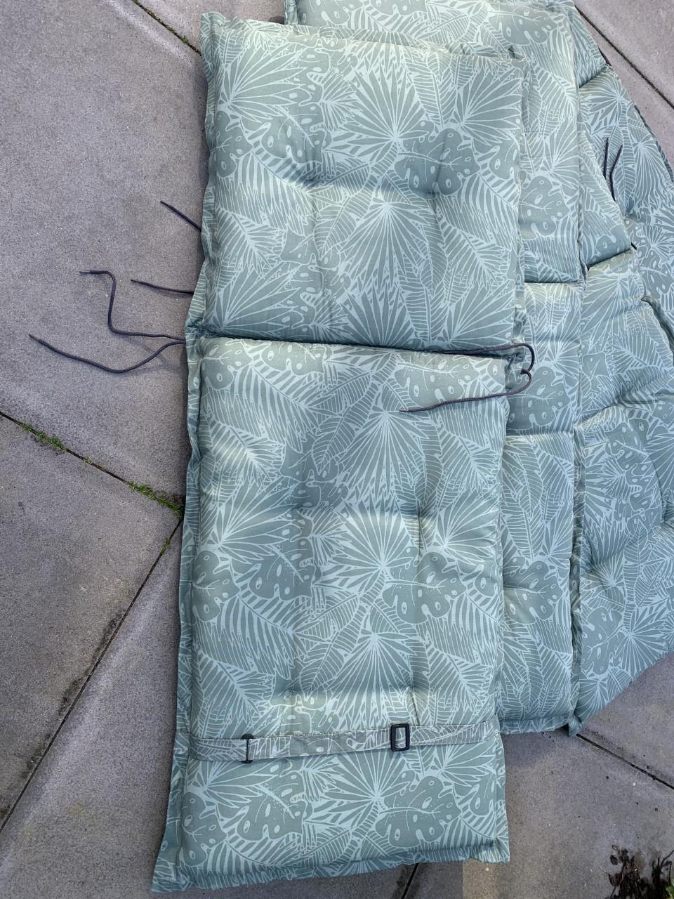 Vier comfortabele tuinkussens + hoes met een stijlvolle tropische bladprint