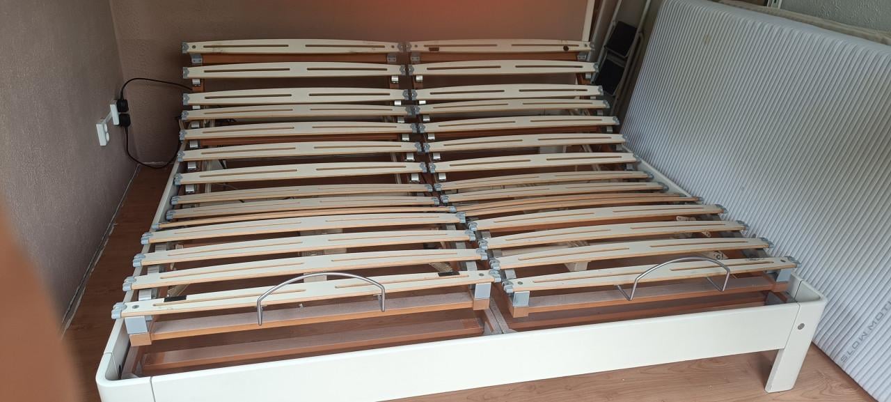 Auping bed 200x200 mtr electrisch incl 2 tafeltjes