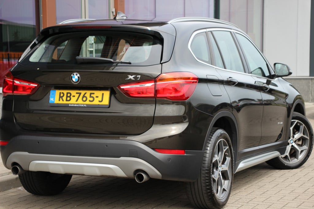 BMW X1 sdrive20i corporate lease executive | led | half leder | pdc |