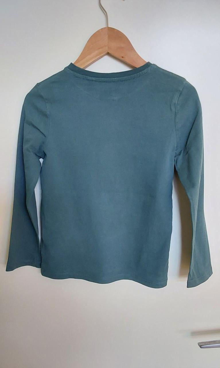 Longsleeve van het merk C&A in maat 122 met de Looney Tunes erop.