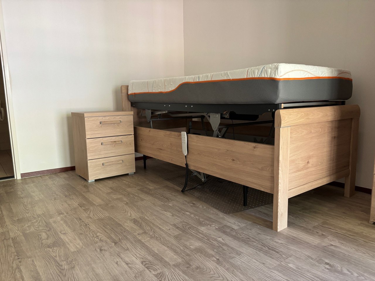 Bed (inclusief M-line matras , nachtkastje en hoog-laag functie)