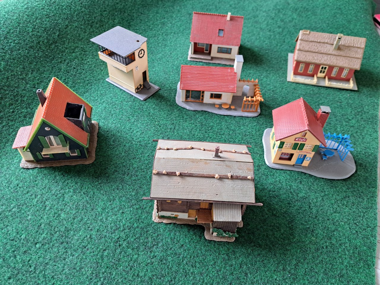 Faller e.a. gebouwtjes voor treinbaan