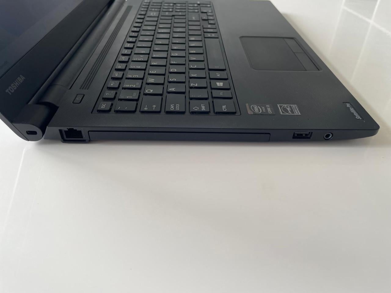 Toshiba 15.6 inch - met Windows 11, SSD, nieuwe accu & muis