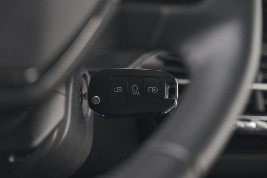 Peugeot 2008 puretech 130 eat8 allure | camera | navigatie | apple carplay 