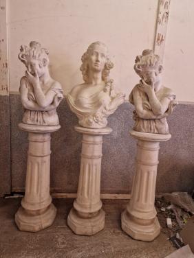 Betonnen bustes met aparte klassieke sokkels