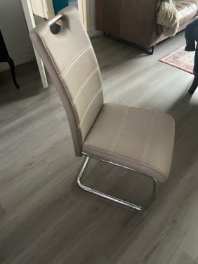 4 zeer nette eetkamer stoelen