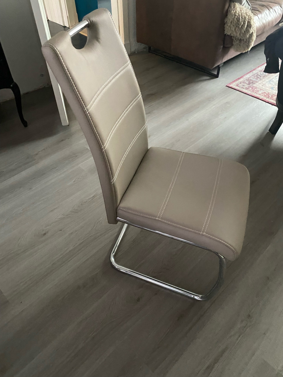 4 zeer nette eetkamer stoelen
