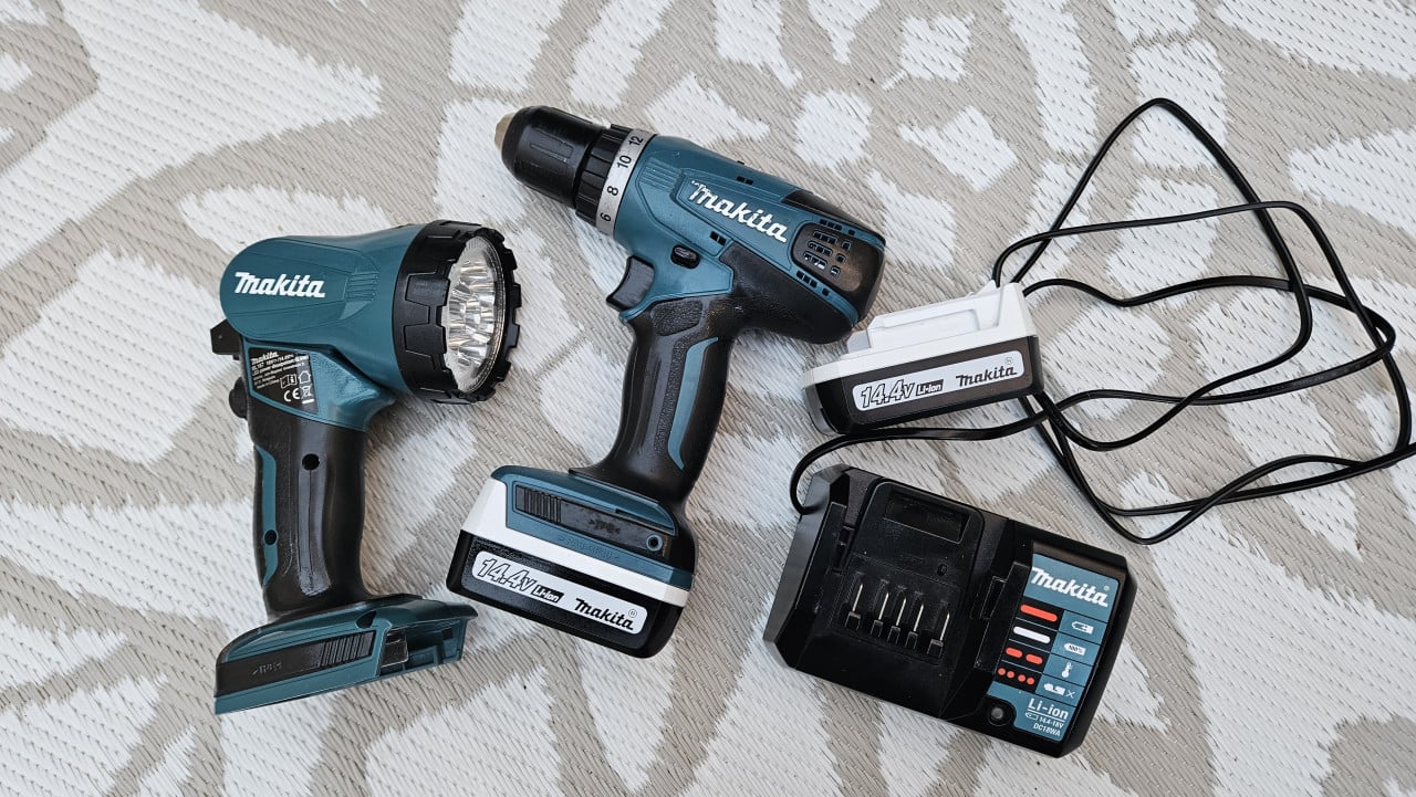 Makita 14.4V set – boormachine + lamp + 2 accu’s + lader