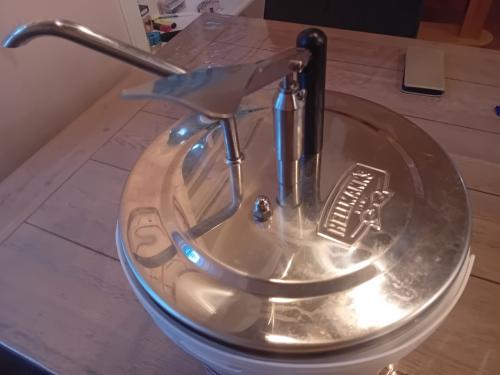 Hellmann's emmer dispenser