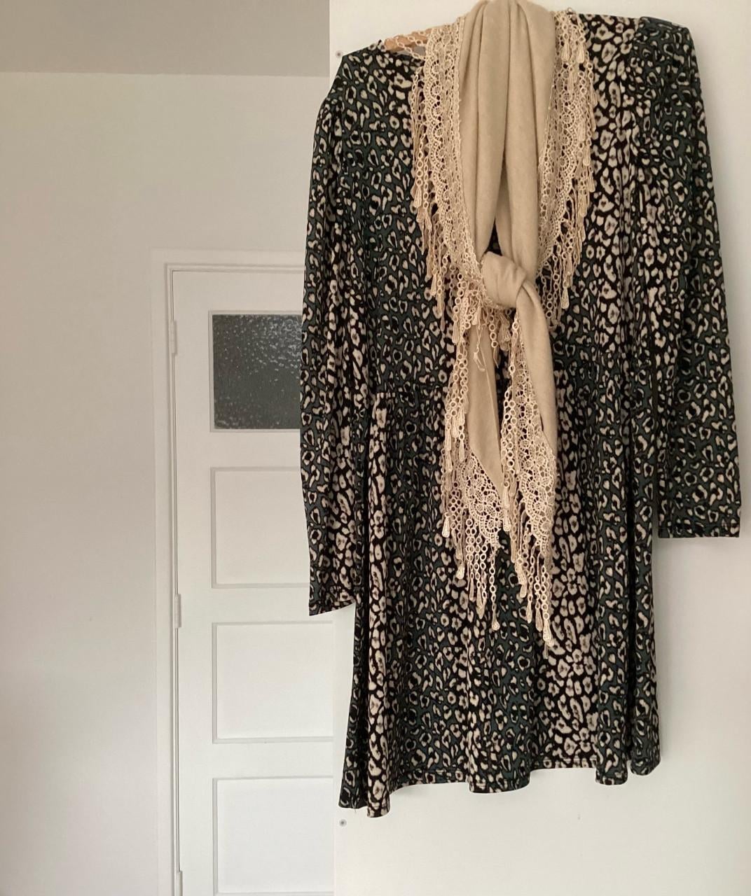 Nieuwe jurk zara met leuke sjaal maat M
