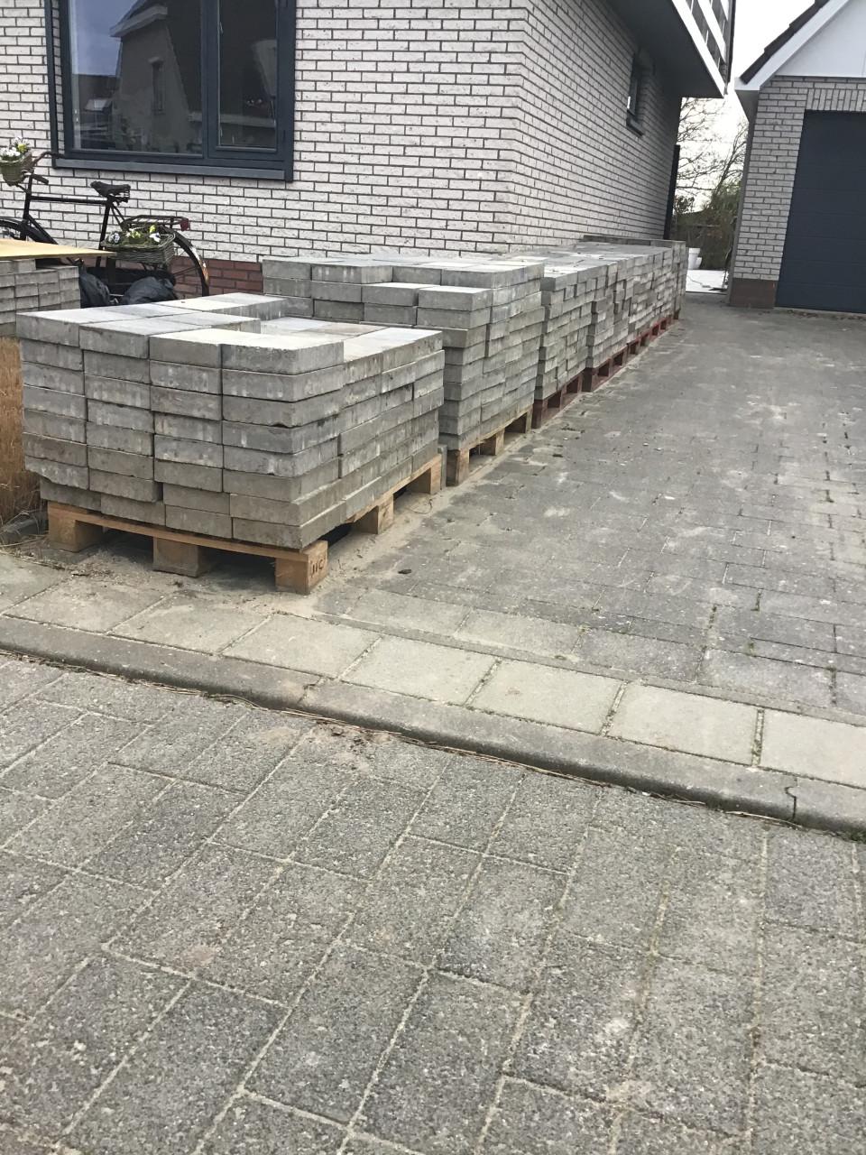 Gratis af te halen betonstenen  600 stuks grijs gemêleerd 20x30x6