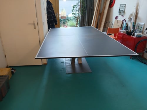 Unieke tafeltennistafel design met stalen poot en bladen