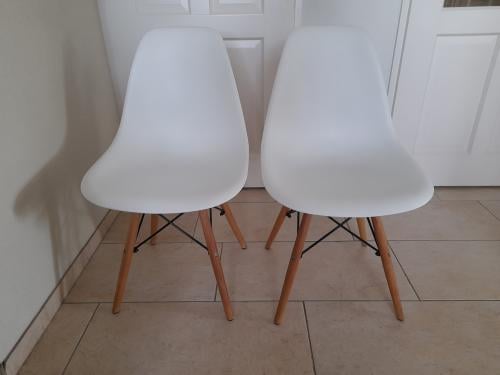 2 mooie stoelen (z.g.a.n.)