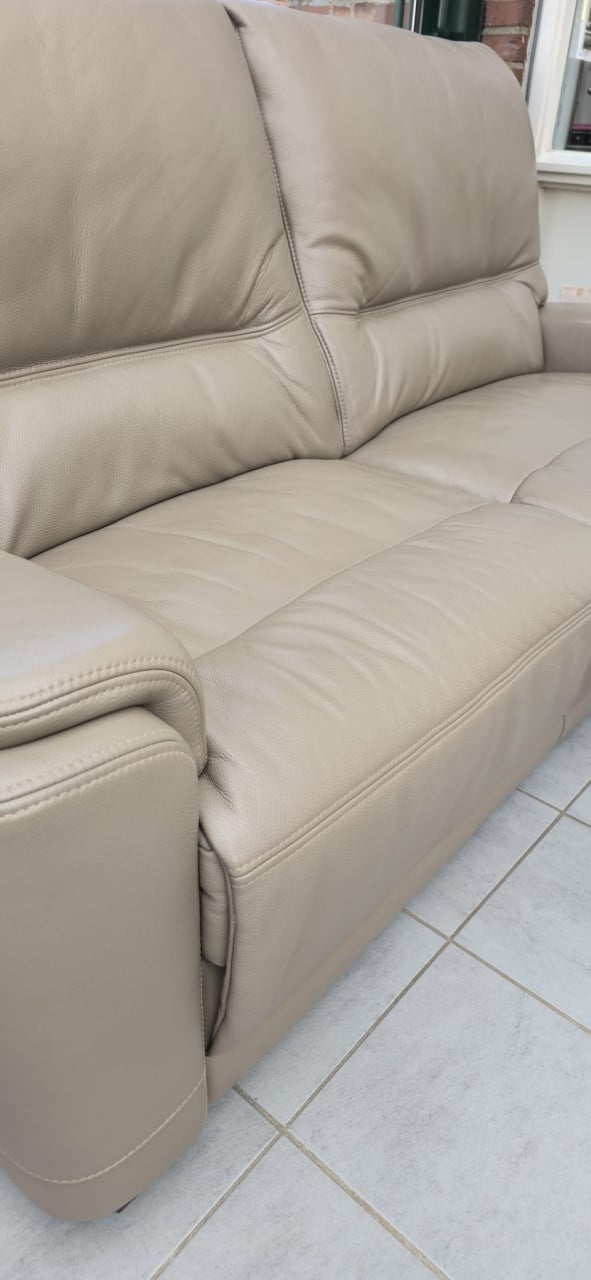 Lederen salon in nieuwstaat met relax zetel 2x2 en 1x 2,5 bankstel