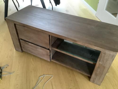 Tv meubel 120cm breed, 54cm diep, 50cm hoog. Met 2 lades en open vak.