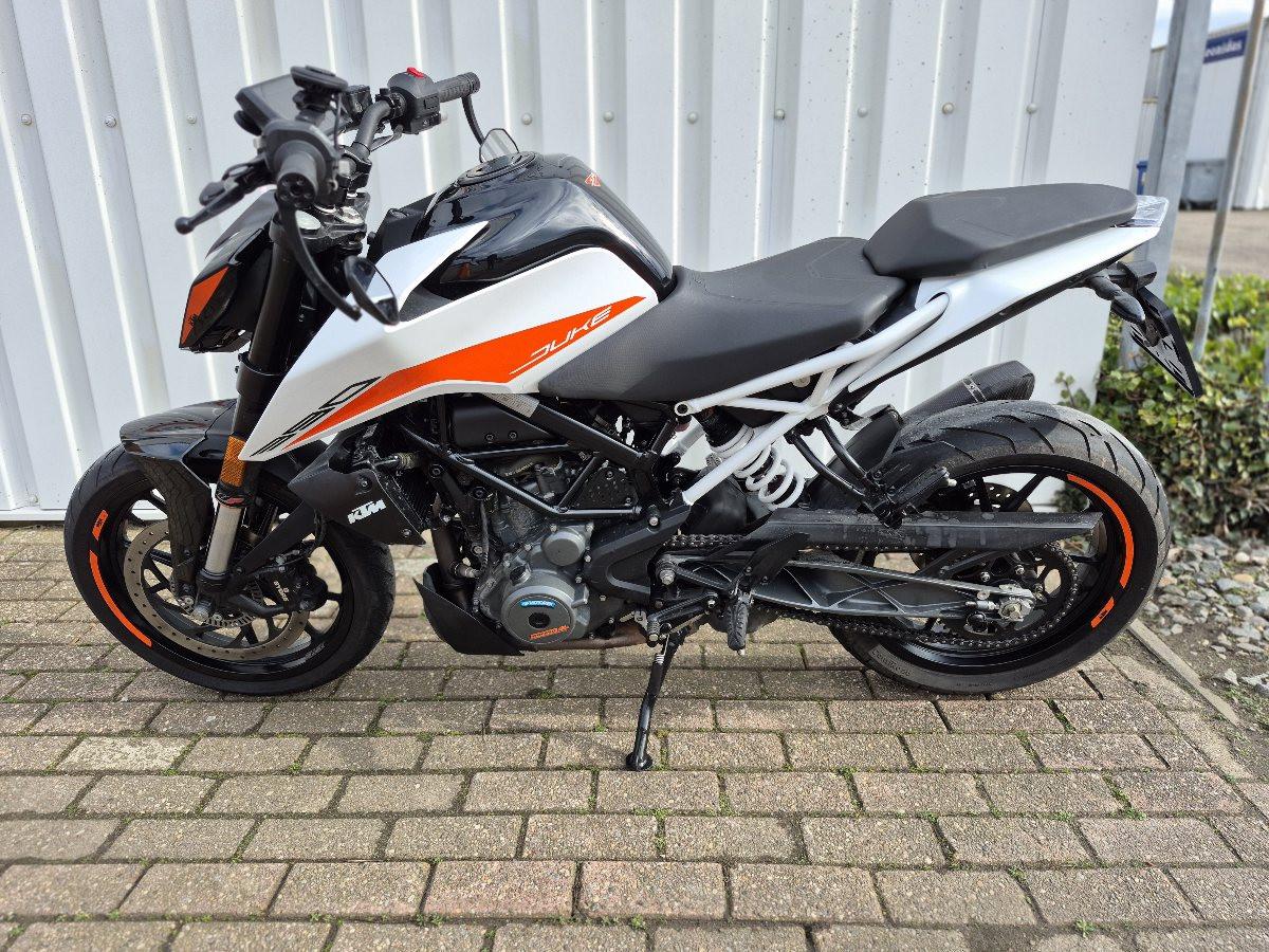 KTM Duke 390 uit 2025. stoere naked bike
