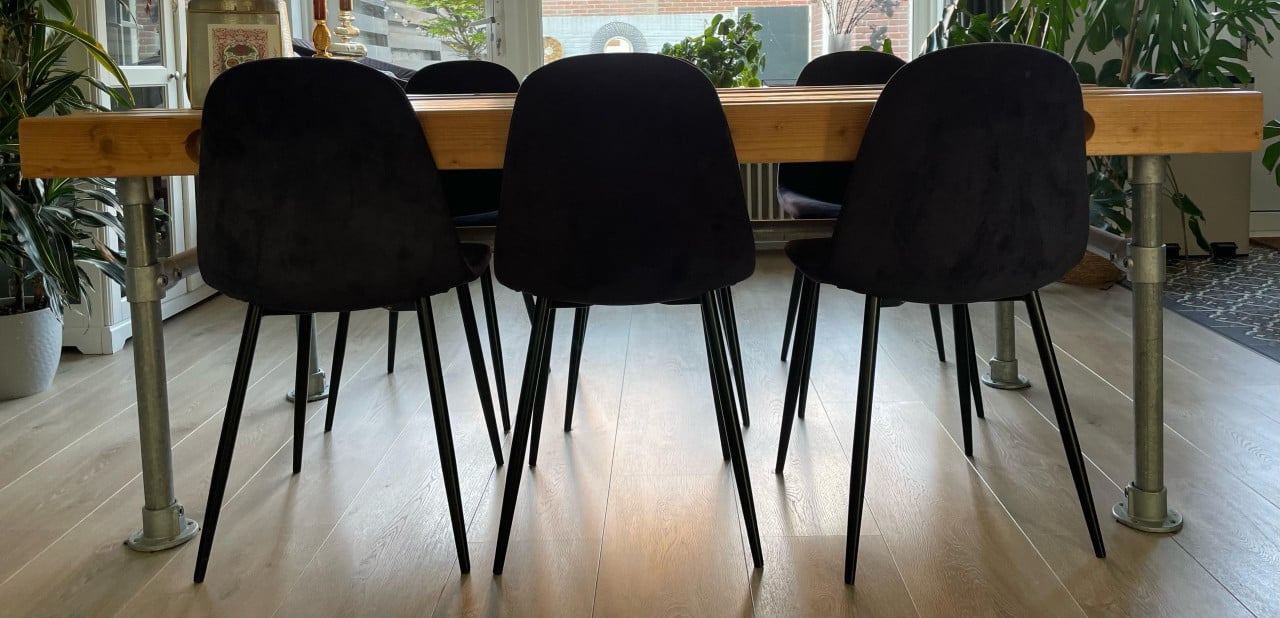 Eettafel houten balken en steigerbuizen