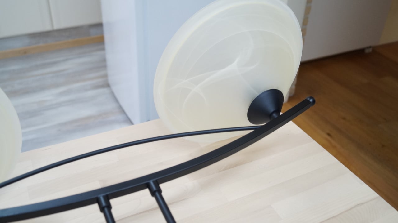 Zwart metalen hanglamp met 2 melkglazen kappen.