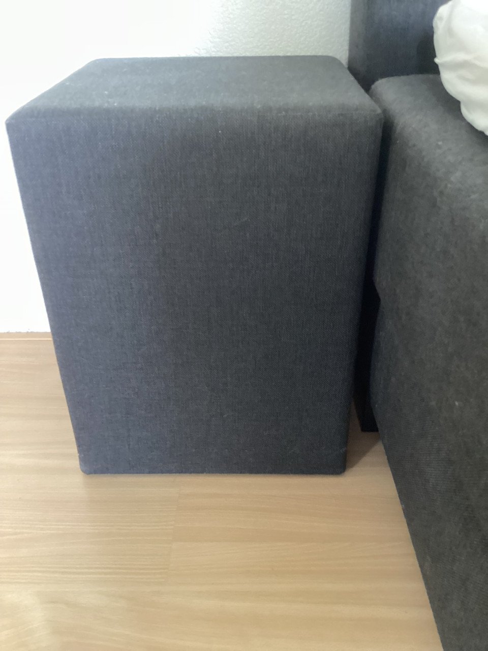 2 antraciet kleurige stoffen Hockers
