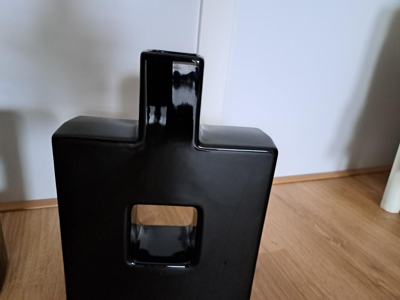 Mooie zwarte siervazen van het merk BOB.