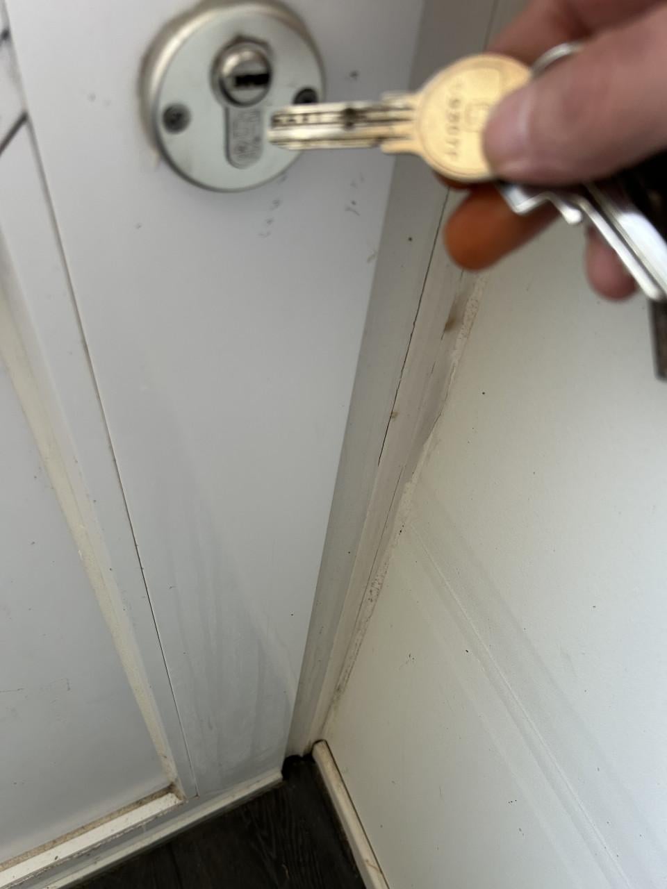Gratis af te halen buiten deur met kozijn, en sluitwerk wit iso glas