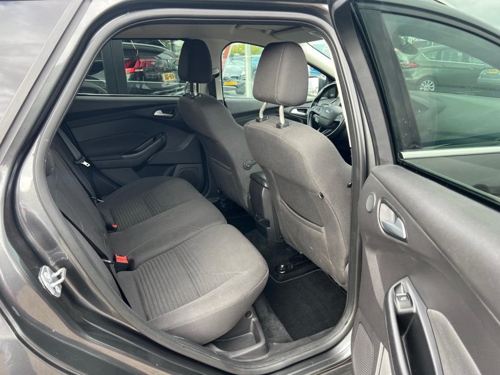 Ford Focus 1.0 ecoboost 125pk titanium , trekhaak , prijs incl nieuwe distr