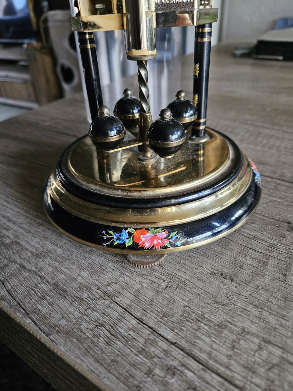 Mooie duitse Hermle torsie/stolpklok met kleurrijke bloemen