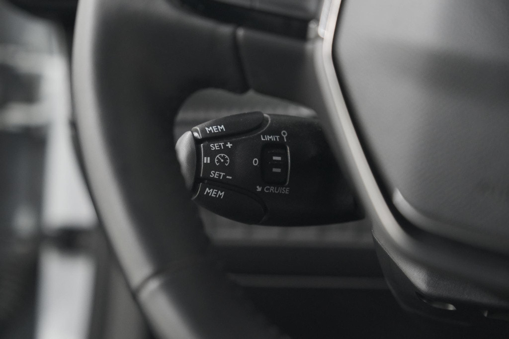 Peugeot 2008 puretech 130 eat8 allure | camera | navigatie | apple carplay 