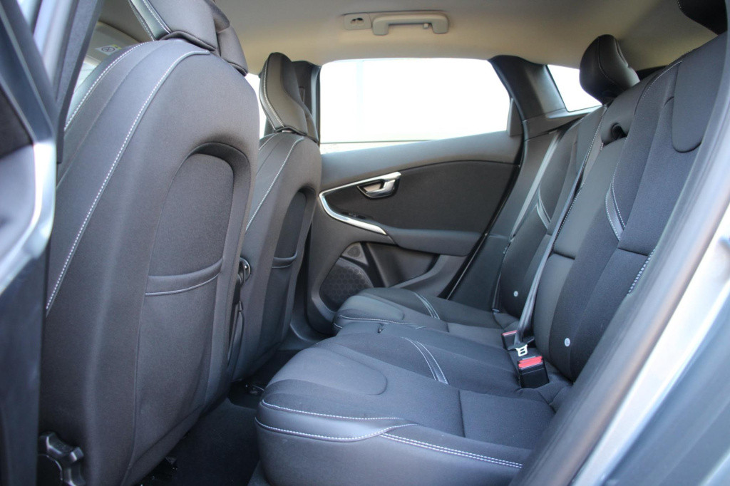 Volvo V40 1.5 t2 momentum automaat - pdc rondom + camera - full led - navi 