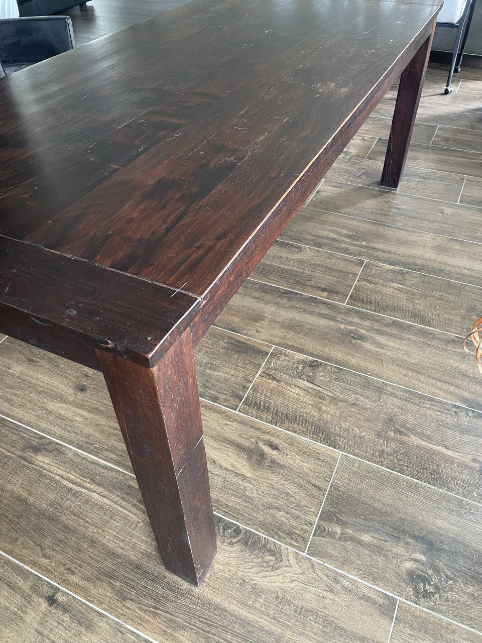 Robuuste hardhouten eetkamer tafel.