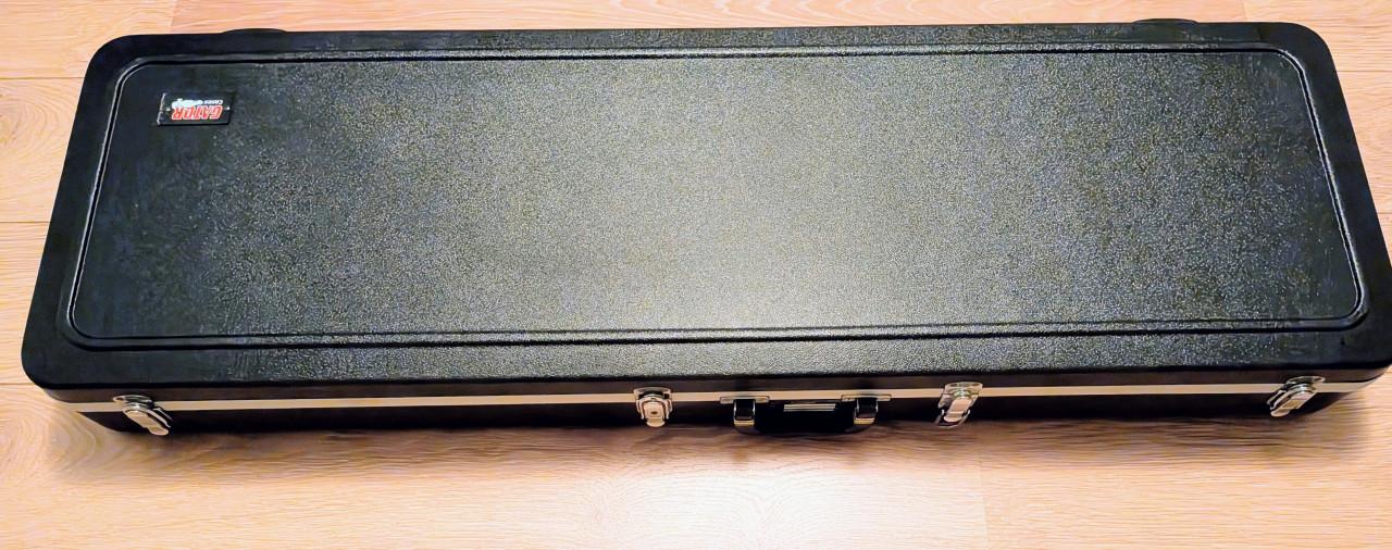 Twee hard cases voor de basgitaar