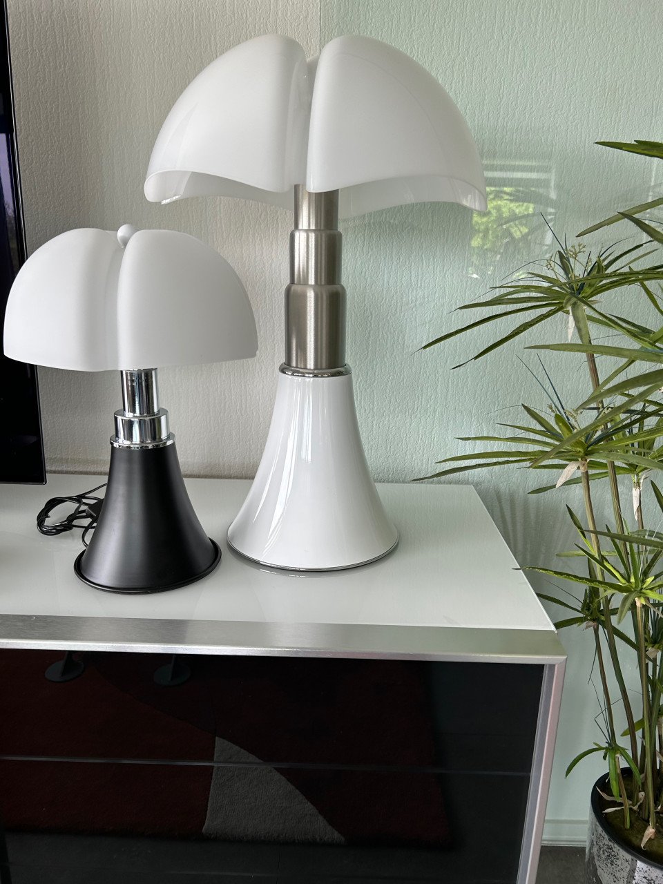Designer tafellamp met zwarte voet