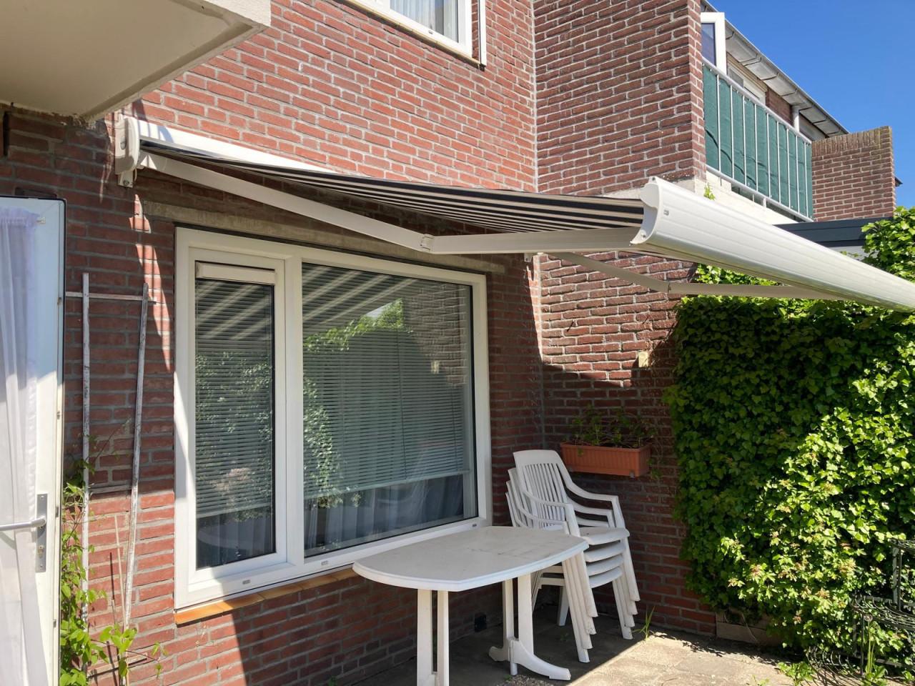 Zonnescherm,knikarmscherm  Maat 300X250