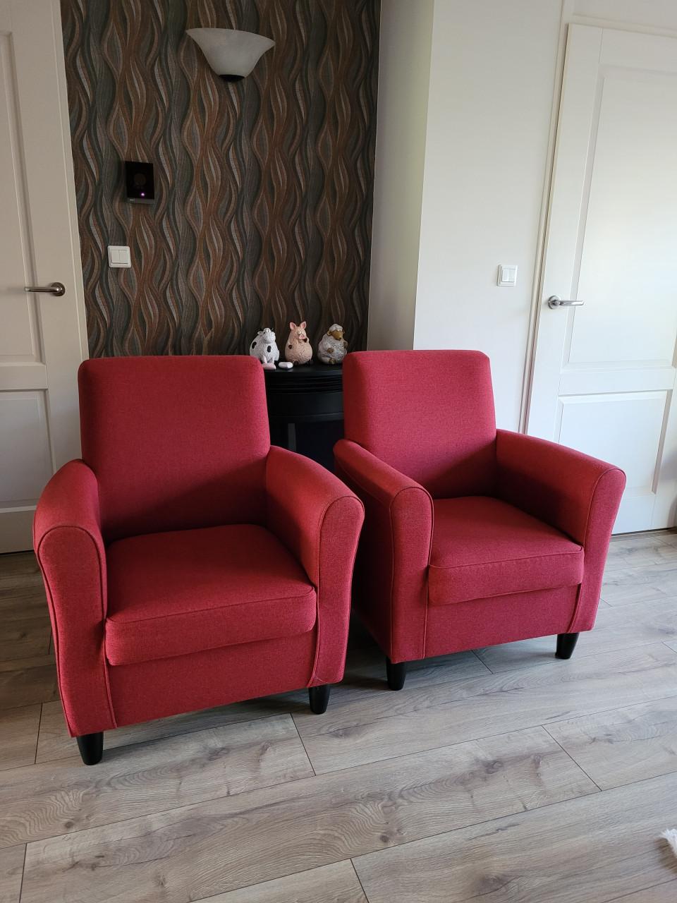 Twee mooie rode fauteuils die nog jaren mee kunnen
