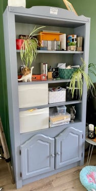 Blauwgrijze houten boekenkast